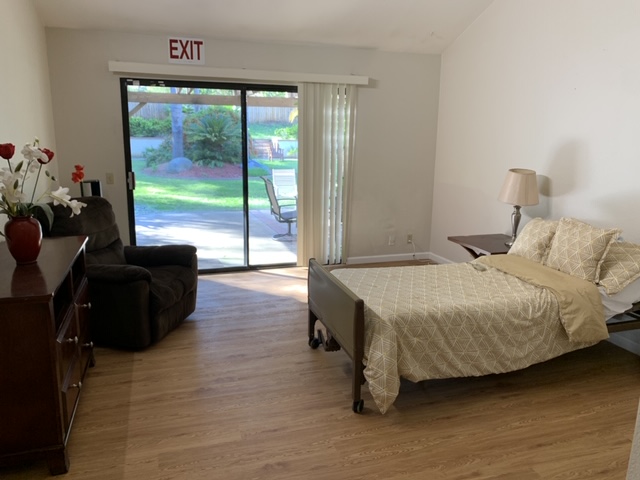 Spacious room with the perfect armchair for you to curl up and crotchet sweaters or read a book. Tired of being indoors? Easy entry to seating space outside.